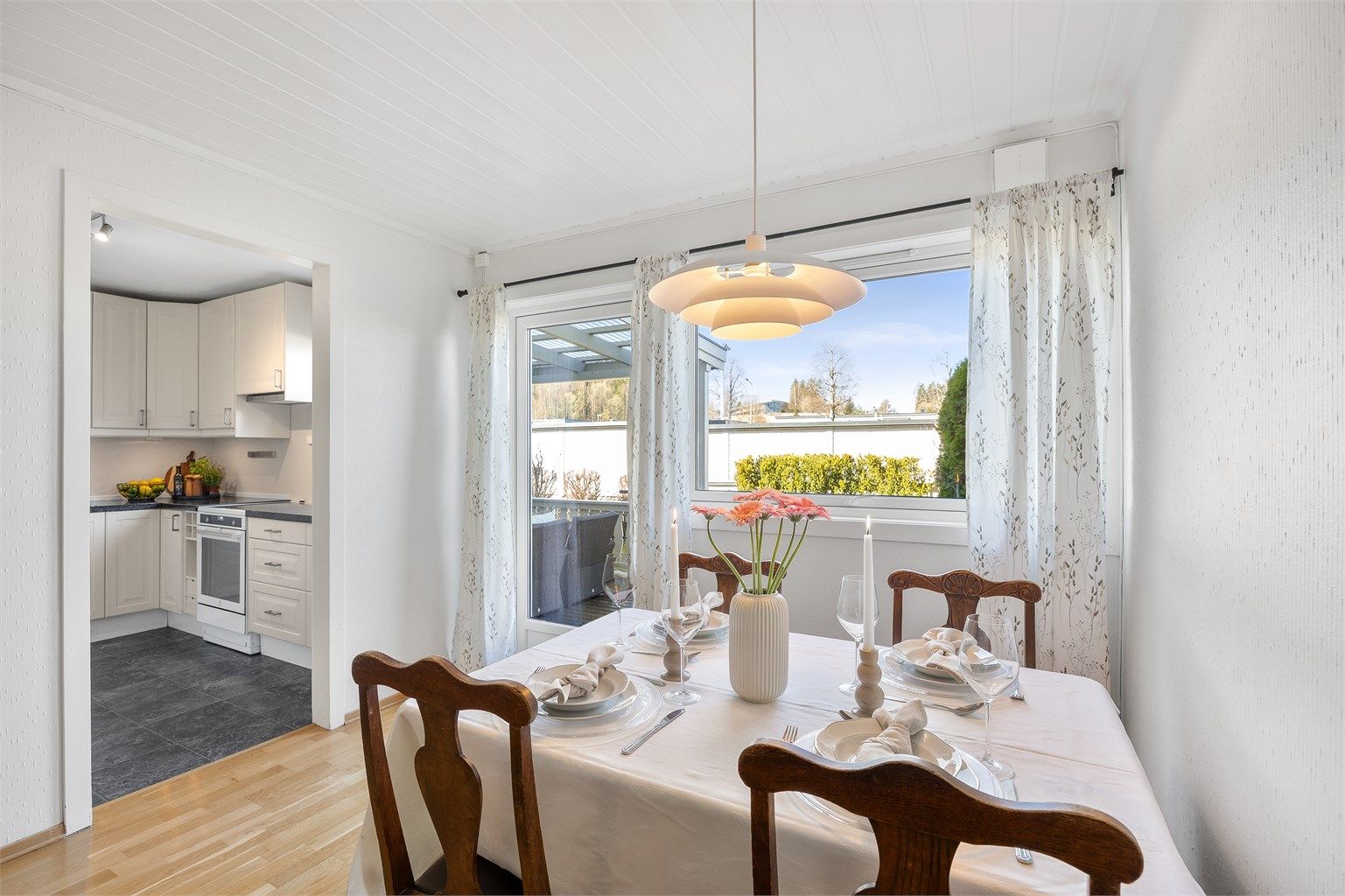 Fra spisestuen er det utsikt mot hagen og direkte utgang til den overbygde terrassen.