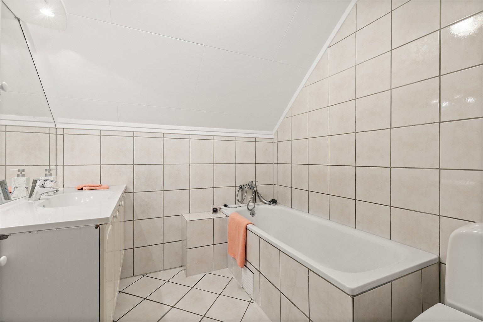 Badet på 2.etg med innfliset badekar med dusjarmatur.