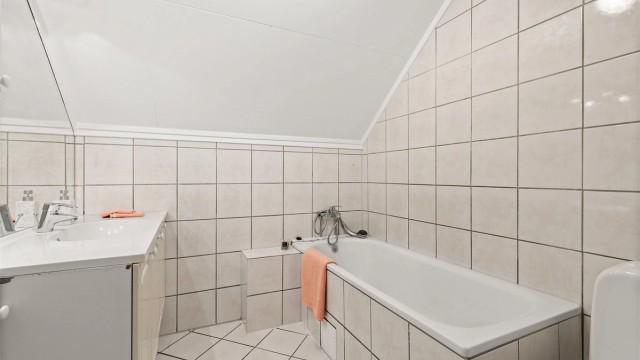 Badet på 2.etg med innfliset badekar med dusjarmatur.