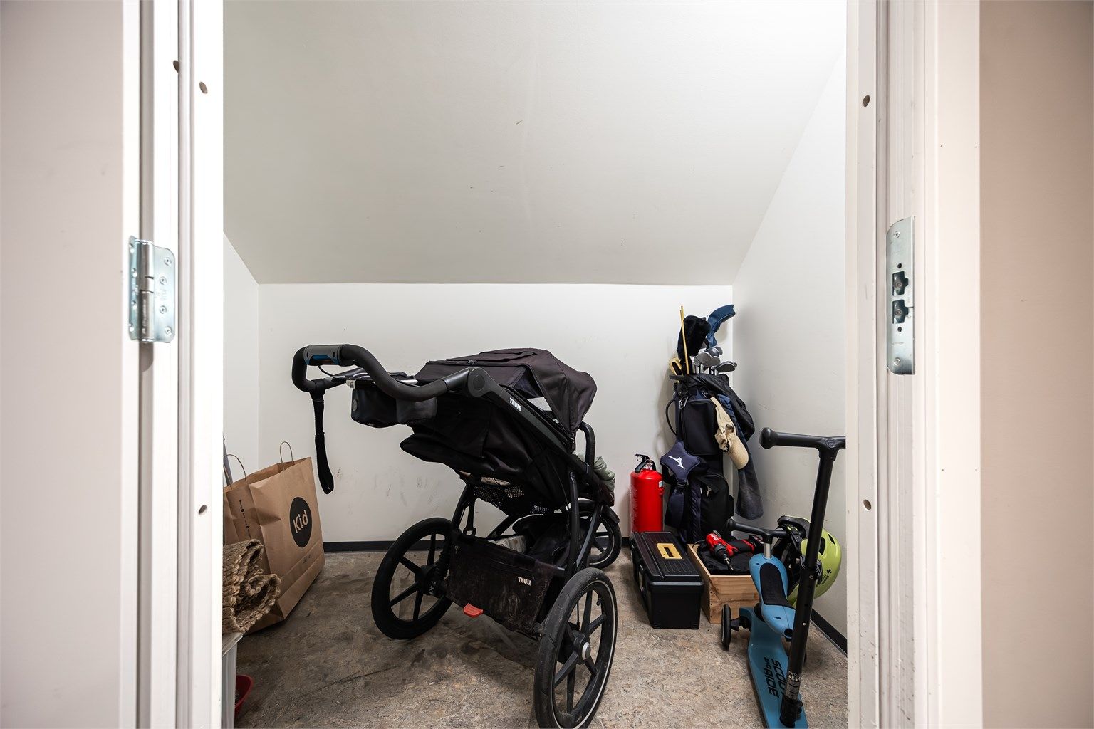 Leiligheten disponerer en tørr praktisk bod på omlag 5kvm i underetasjen. I tillegg er det en praktisk fellesbod rett utenfor inngangsdøren hvor man kan sette sykler eller barnevogner. Også mulighet for noe lagring på loft. 