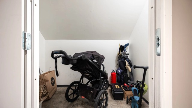 Leiligheten disponerer en tørr praktisk bod på omlag 5kvm i underetasjen. I tillegg er det en praktisk fellesbod rett utenfor inngangsdøren hvor man kan sette sykler eller barnevogner. Også mulighet for noe lagring på loft.
