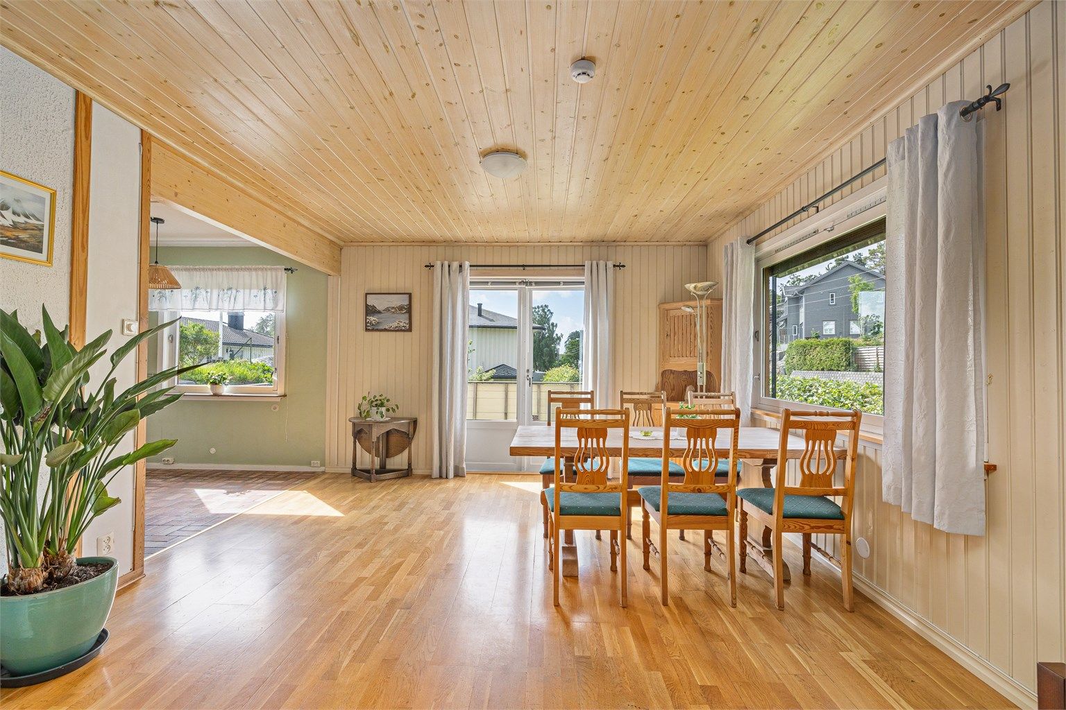 Romslig vinkelstue med utgang til terrasse 