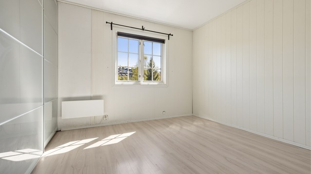 Soverom med skyvedørsgarderobe.
