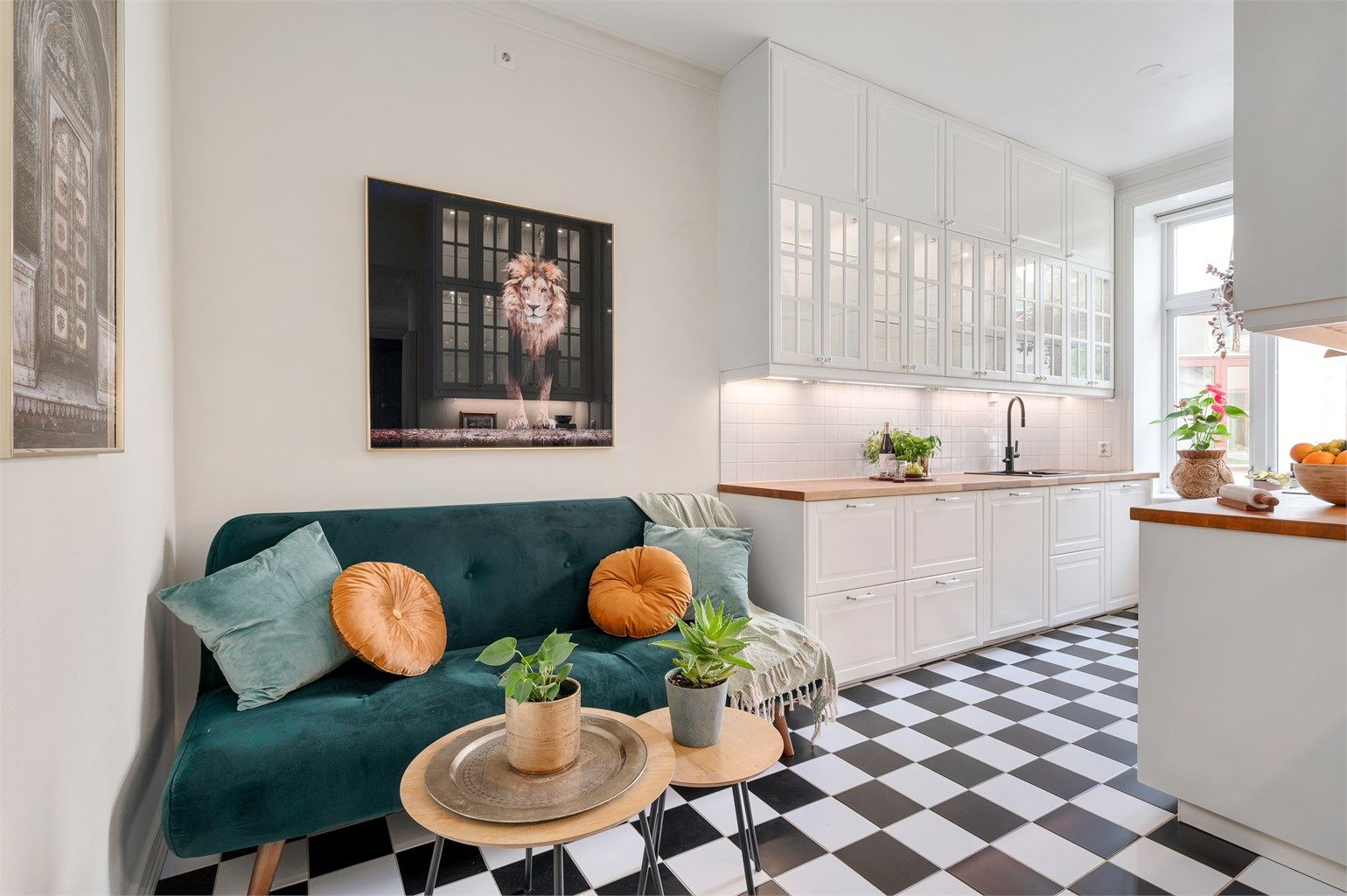 Kjøkkeninnredning fra 2013/2019 og har integrert stekeovn, platetopp, oppvaskmaskin, mikrobølgeovn og kjøleskap med fryser.