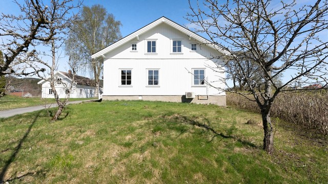 Boligen har et generelt oppussingsbehov, og gir gode muligheter til å starte med et blankt lerret hvor du kan sette ditt eget preg på hjemmet