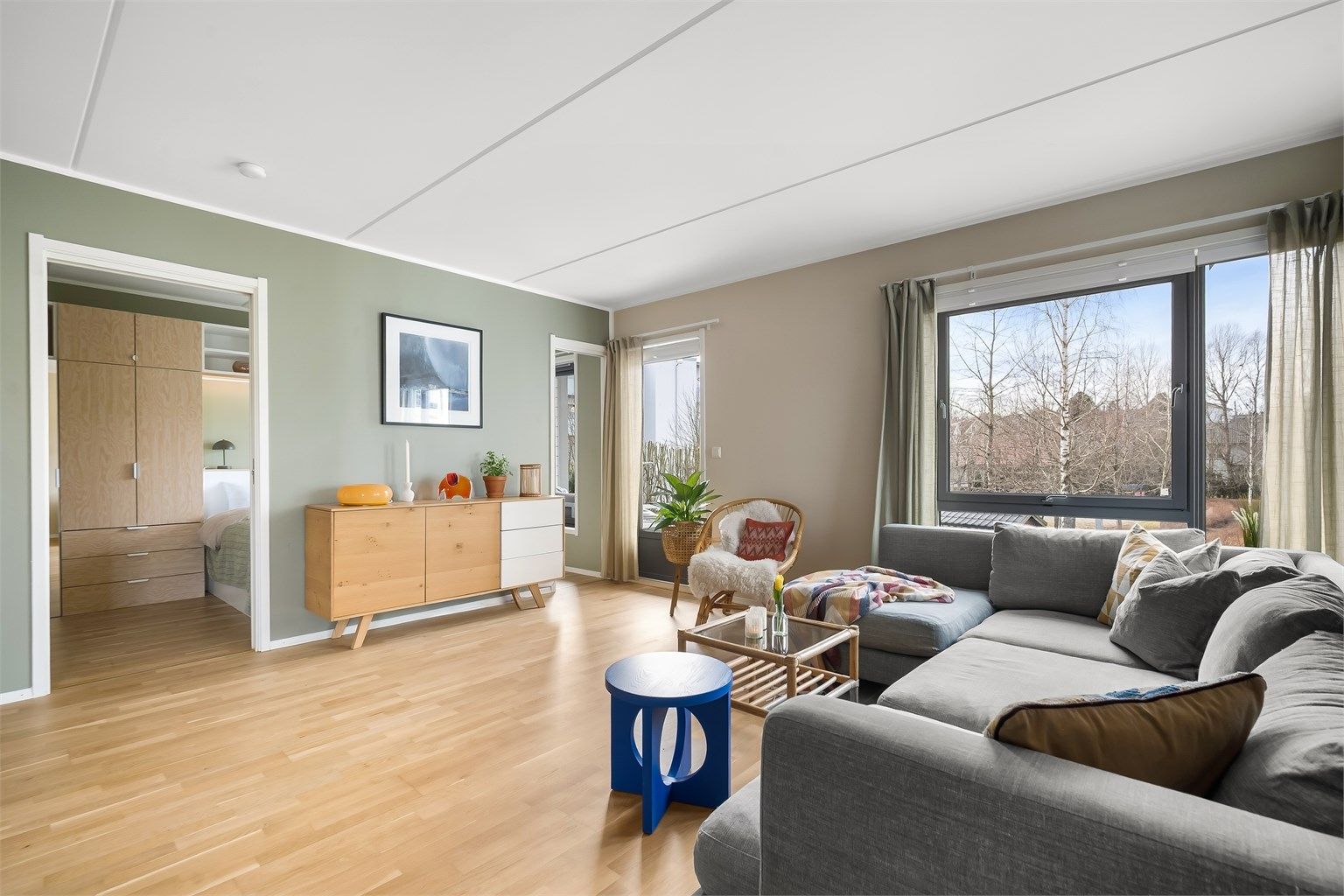 Stuen er romslig og har en fleksibel planløsning med god plass til både sofagruppe og spisebord. De fleste vegger ble malt i 2023.