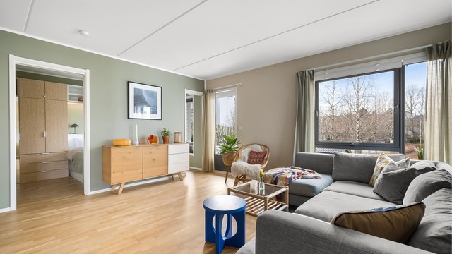 Stuen er romslig og har en fleksibel planløsning med god plass til både sofagruppe og spisebord. De fleste vegger ble malt i 2023.