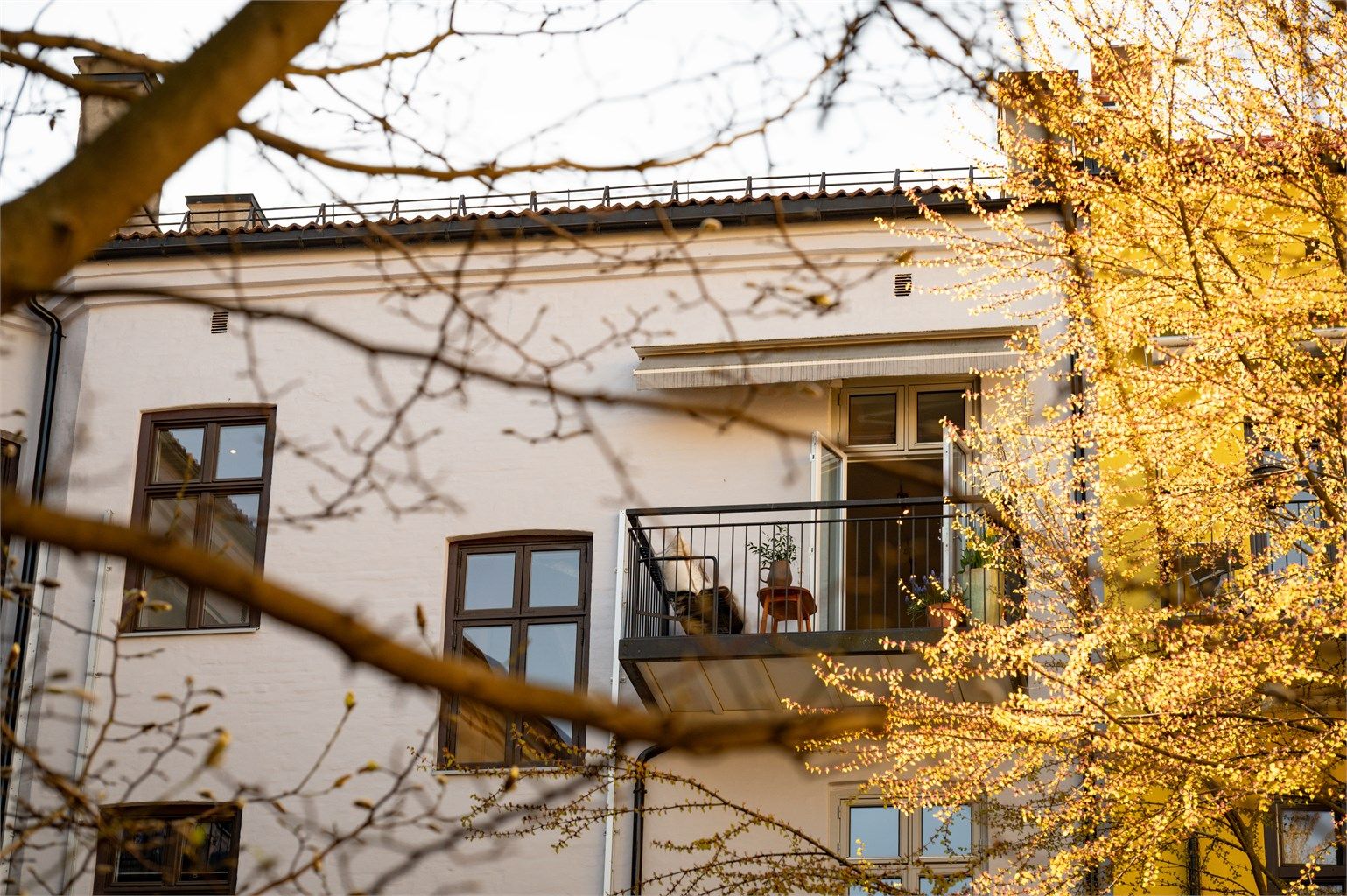 Balkongen, bygget i 2008, er en del av et helhetlig og pent fasadeuttrykk mot bakgården.