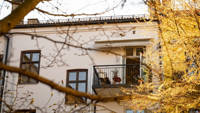 Balkongen, bygget i 2008, er en del av et helhetlig og pent fasadeuttrykk mot bakgården.