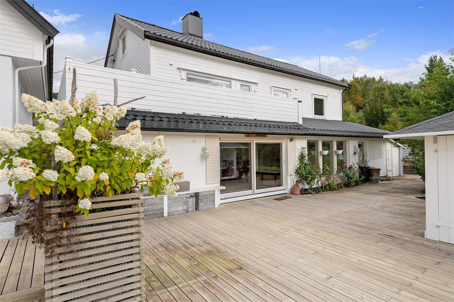 Fasade av huset sett fra terrassen i underetasjen