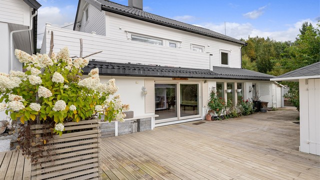 Fasade av huset sett fra terrassen i underetasjen