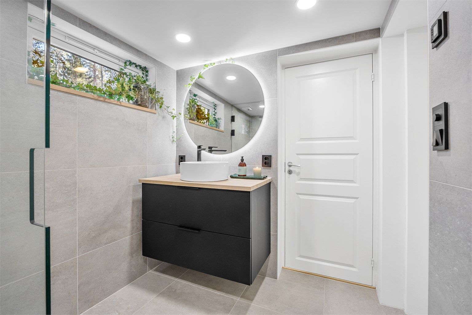 Moderne flislagt bad.