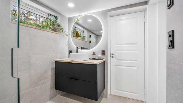 Moderne flislagt bad.