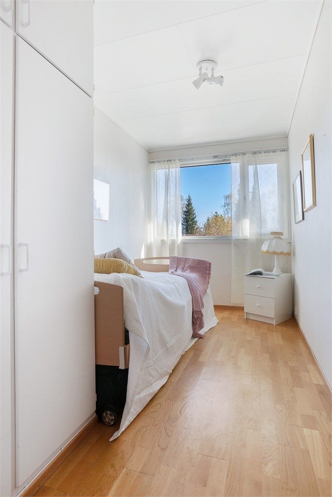 Det fjerde soverommet i etasjen, med vindu mot hagen.