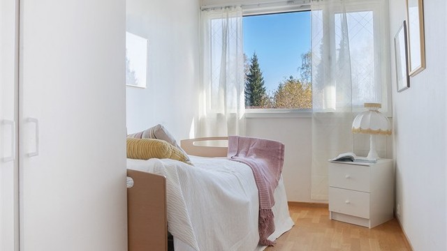 Det fjerde soverommet i etasjen, med vindu mot hagen.