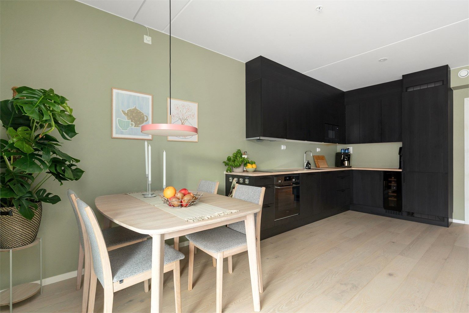 Moderne HTH-kjøkken i åpen løsning mot stuen