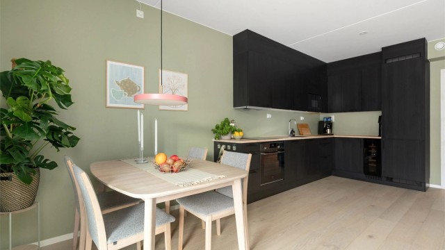 Moderne HTH-kjøkken i åpen løsning mot stuen