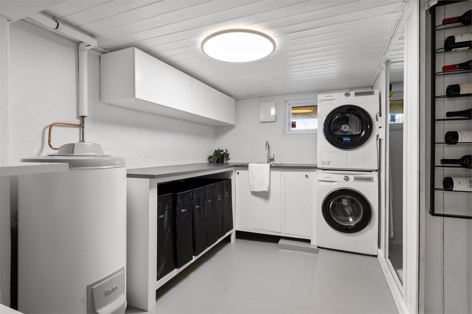 Vaskerom er av god størrelse og har praktisk arbeidsbenk, god oppbevaringsplass og opplegg for vaskemaskin og tørketrommel. Ved vaskerom har man to romslige boder med god oppbevaringsplass. 