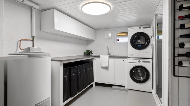 Vaskerom er av god størrelse og har praktisk arbeidsbenk, god oppbevaringsplass og opplegg for vaskemaskin og tørketrommel. Ved vaskerom har man to romslige boder med god oppbevaringsplass.