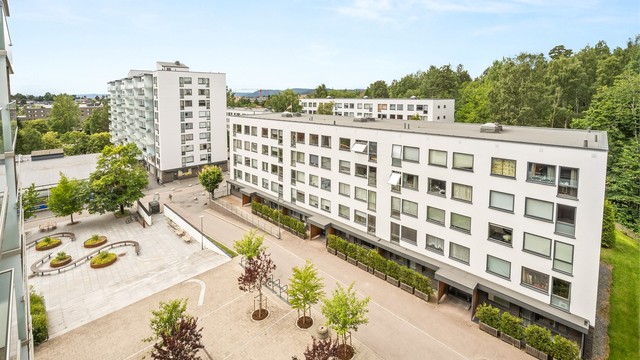 Gjennomførte uteområder med beplantning, sittegrupper og god avstand mellom byggene gir en luftig og trivelig atmosfære.