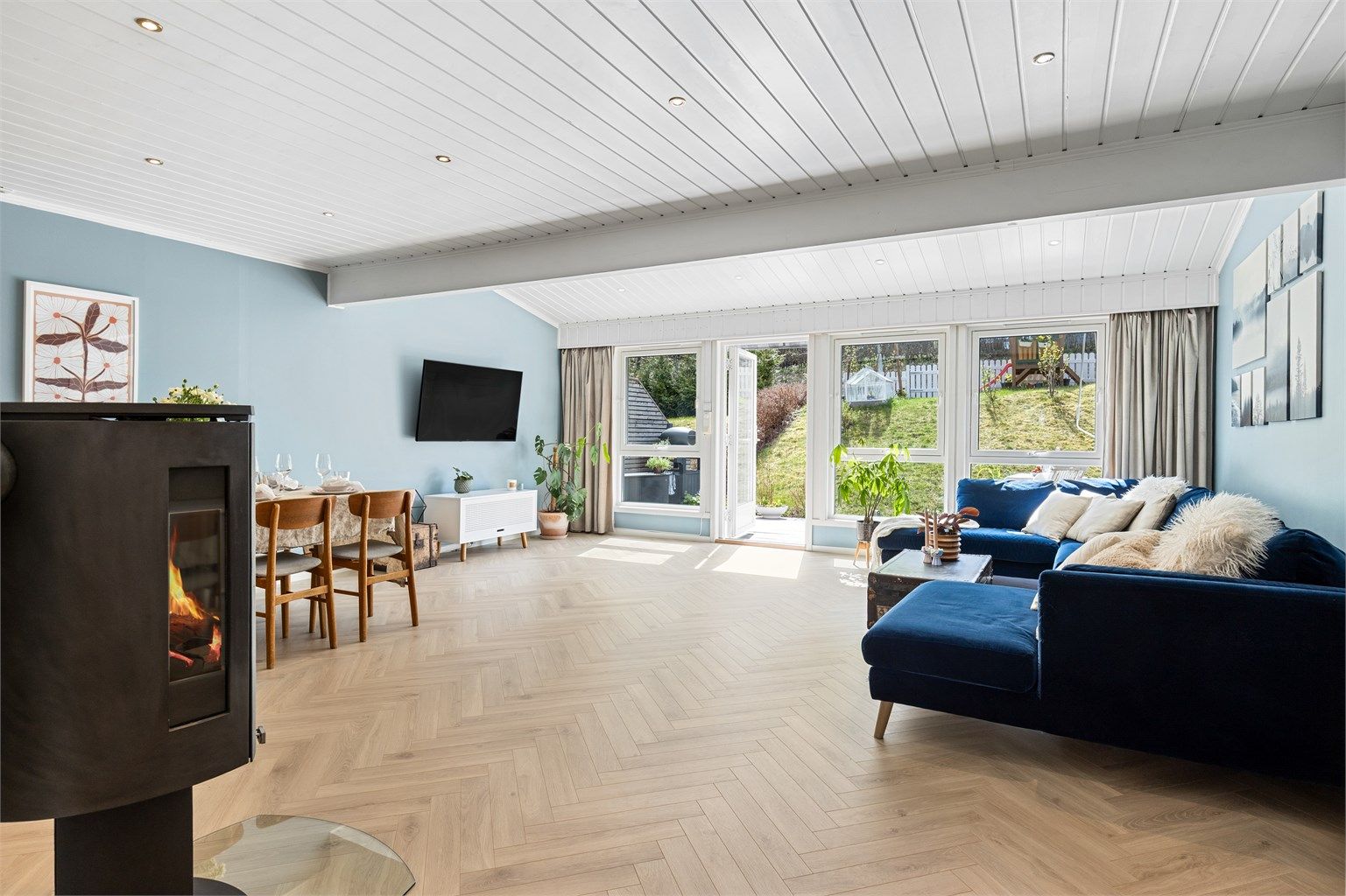 Boligens 1. etasje består av stue og kjøkken som brer seg over nesten hele planet, samt en entré og et toalettrom. 