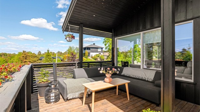 Terrassen er oppgradert med nytt spilerekkverk, malt i samme farge som resten av fasaden.