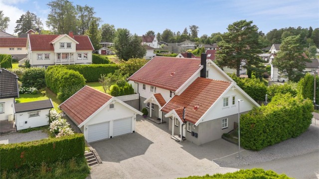 Frittliggende enebolig over tre plan med godkjent separat leilighet og dobbelgarasje.