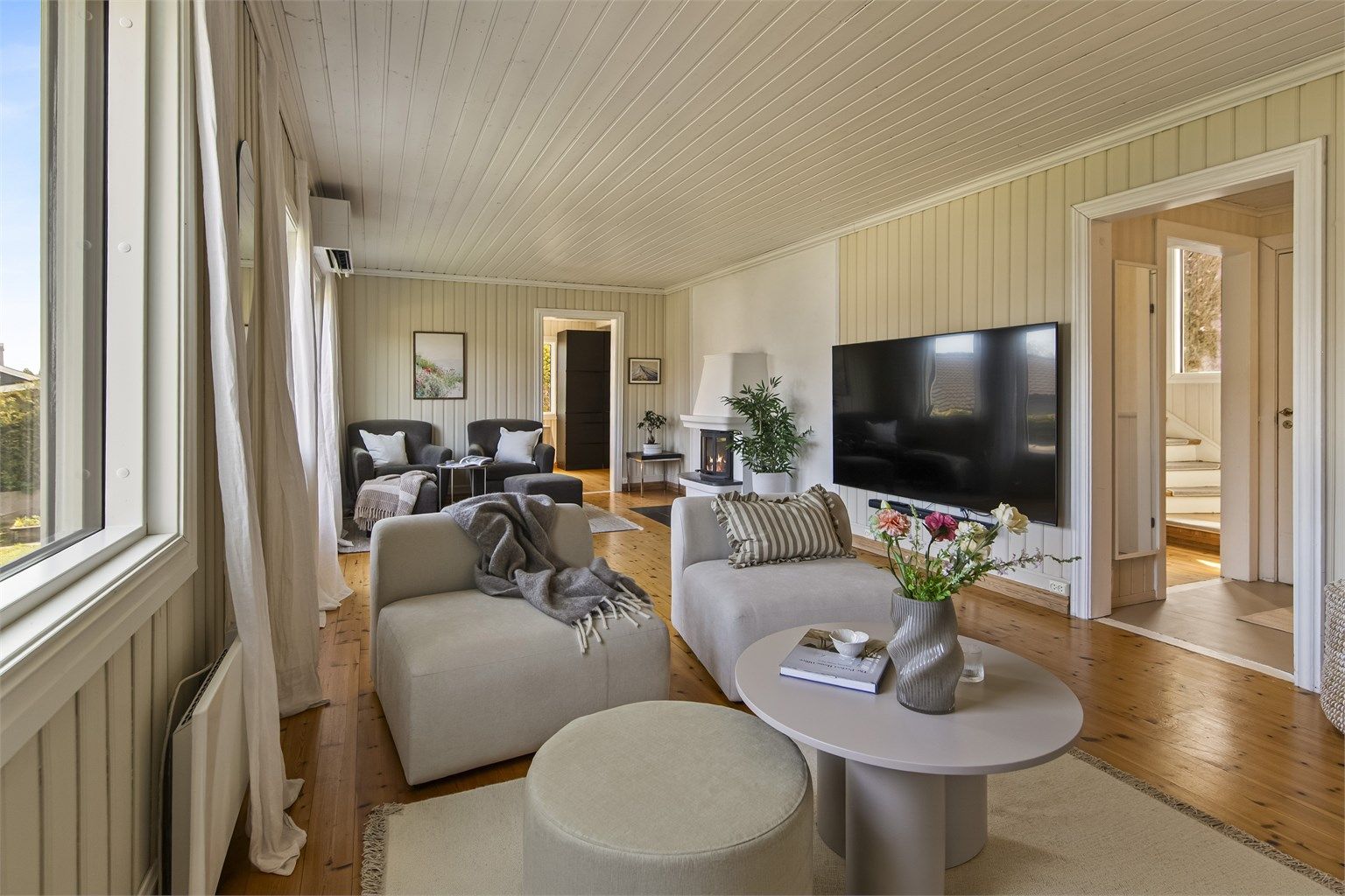Boligen er meget innholdsrik med flere stuer og rikelig med soverom og bad. Perfekt for storfamilien.