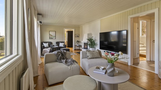 Boligen er meget innholdsrik med flere stuer og rikelig med soverom og bad. Perfekt for storfamilien.