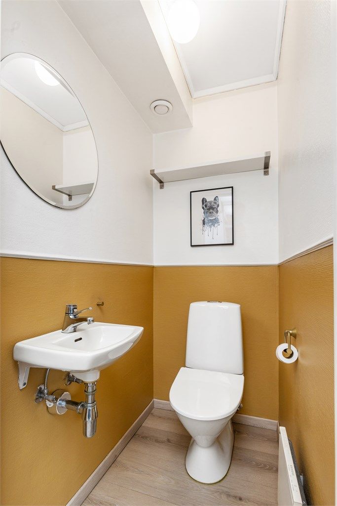 Separat WC rom som er vegg-i-vegg med badet