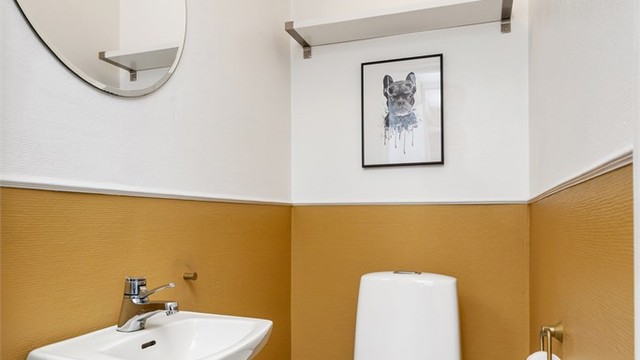 Separat WC rom som er vegg-i-vegg med badet
