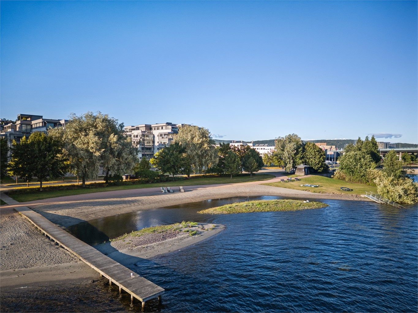 Umiddelbar nærhet til strandpromenaden langs Drammenselva.