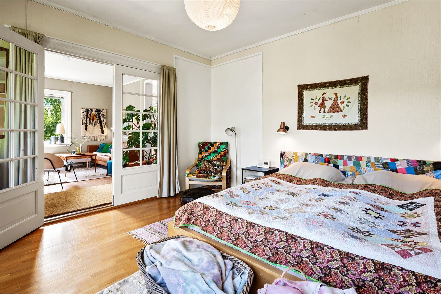 Fra soverommet er det doble dører med glassfelt inn mot spisestuen.