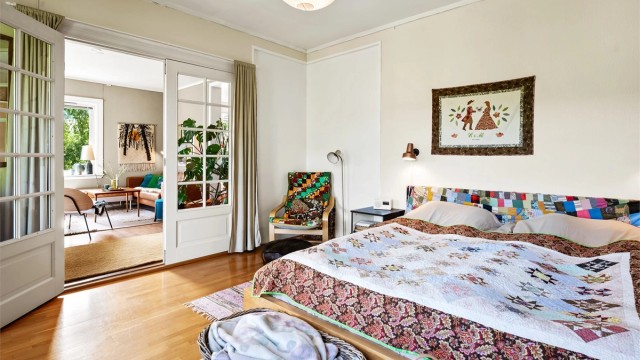 Fra soverommet er det doble dører med glassfelt inn mot spisestuen.