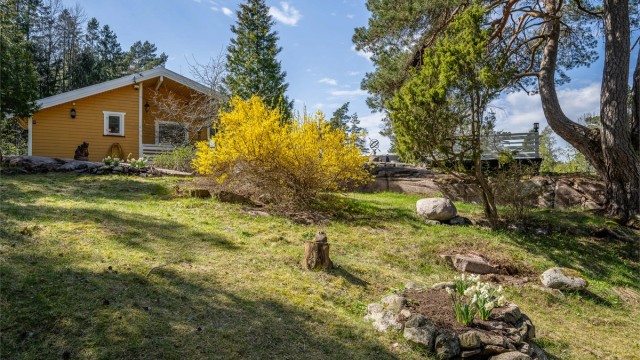 Eiet tomt på 1277,9 kvm - Hytta ligger vestvendt og byr på flotte solforhold gjennom dagen, med nydelig kveldssol som kan nytes fra den romslige terrassen