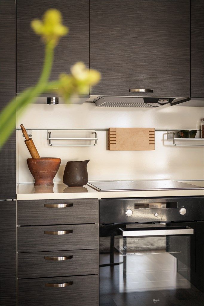 Kjøkkenet er fra byggeåret og har en solid, tidløs og varig innredning. Det fremstår som godt vedlikeholdt og funksjonelt, og er vurdert til tilstandsgrad 1 i tilstandsrapporten.