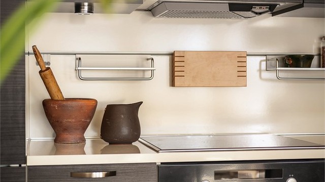 Kjøkkenet er fra byggeåret og har en solid, tidløs og varig innredning. Det fremstår som godt vedlikeholdt og funksjonelt, og er vurdert til tilstandsgrad 1 i tilstandsrapporten.