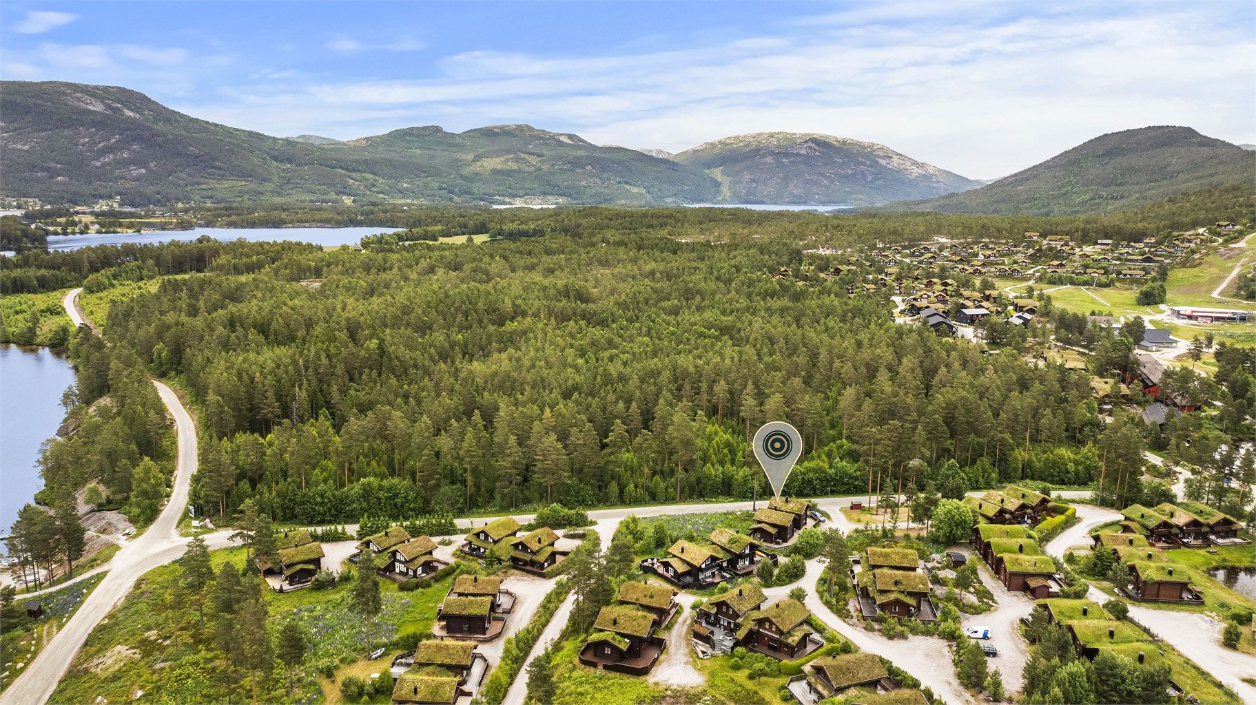 Om sommeren byr området på bading, fiske, terrengsykling og golf.