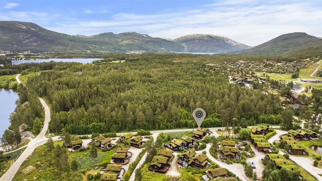 Om sommeren byr området på bading, fiske, terrengsykling og golf.