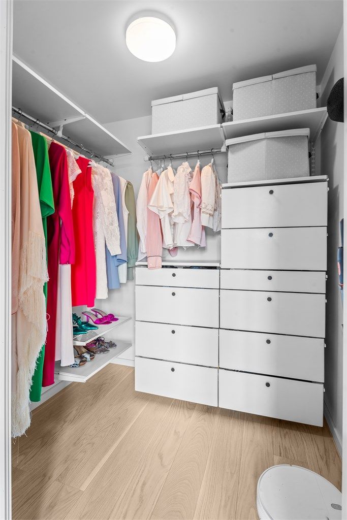 I tilknytning til soverommet er det også en innvendig bod som benyttes som walk-in garderobe i dag - God plass til oppbevaring av klær og diverse.