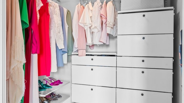 I tilknytning til soverommet er det også en innvendig bod som benyttes som walk-in garderobe i dag - God plass til oppbevaring av klær og diverse.