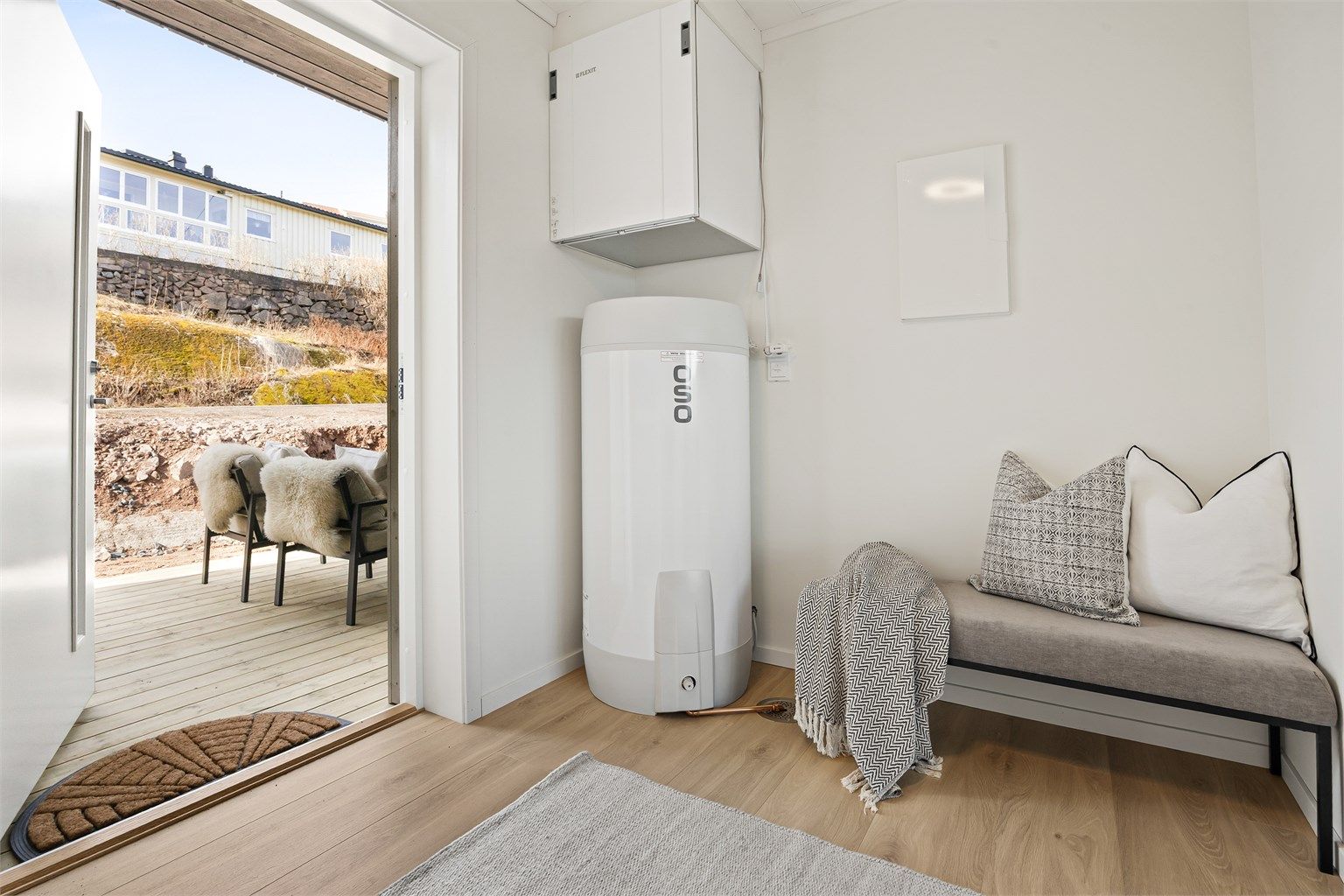 Oso varmtvannsbereder og Flexit Nordic S2 ventilasjonsaggregat i entré.