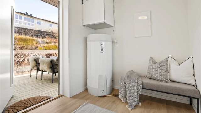 Oso varmtvannsbereder og Flexit Nordic S2 ventilasjonsaggregat i entré.