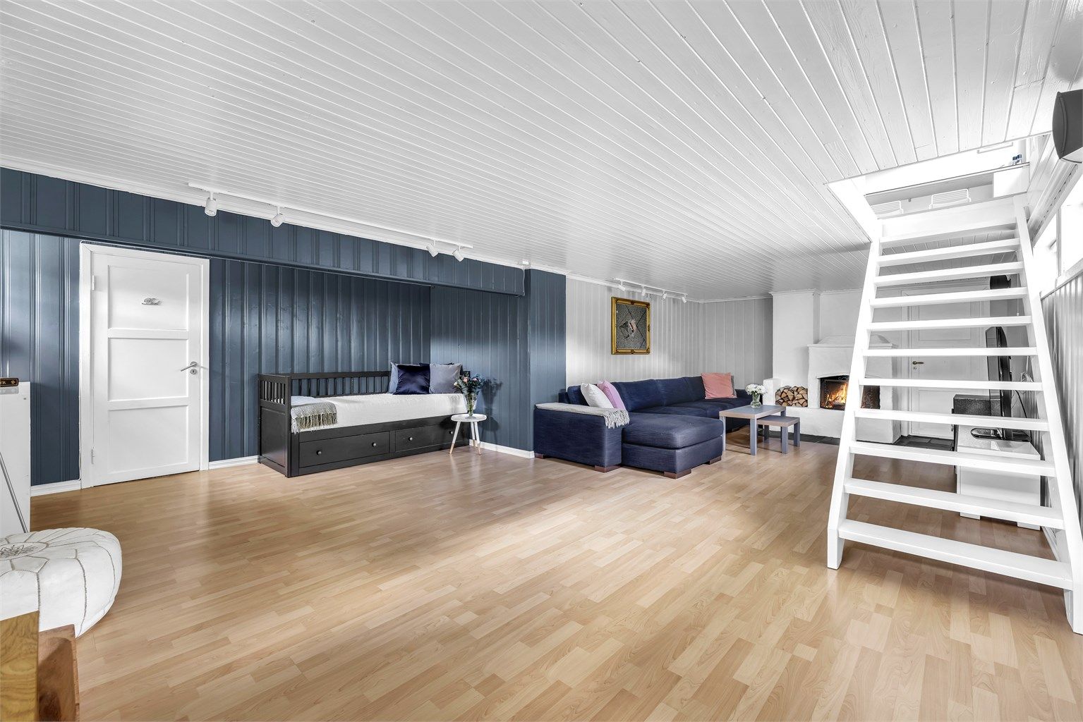 Det gjøres oppmerksom på at boligens kjeller og et soverom i hovedetasjen ikke er bruksendret/omsøkt eller godkjent for varig opphold av kommunen. Kjelleren er stor og byr på mange muligheter. Kjellerstuen har en sjarmerende åpen peis som gir god stemning