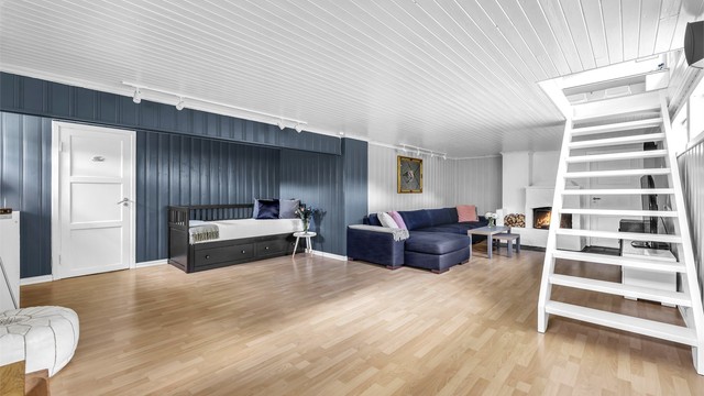 Det gjøres oppmerksom på at boligens kjeller og et soverom i hovedetasjen ikke er bruksendret/omsøkt eller godkjent for varig opphold av kommunen. Kjelleren er stor og byr på mange muligheter. Kjellerstuen har en sjarmerende åpen peis som gir god stemning