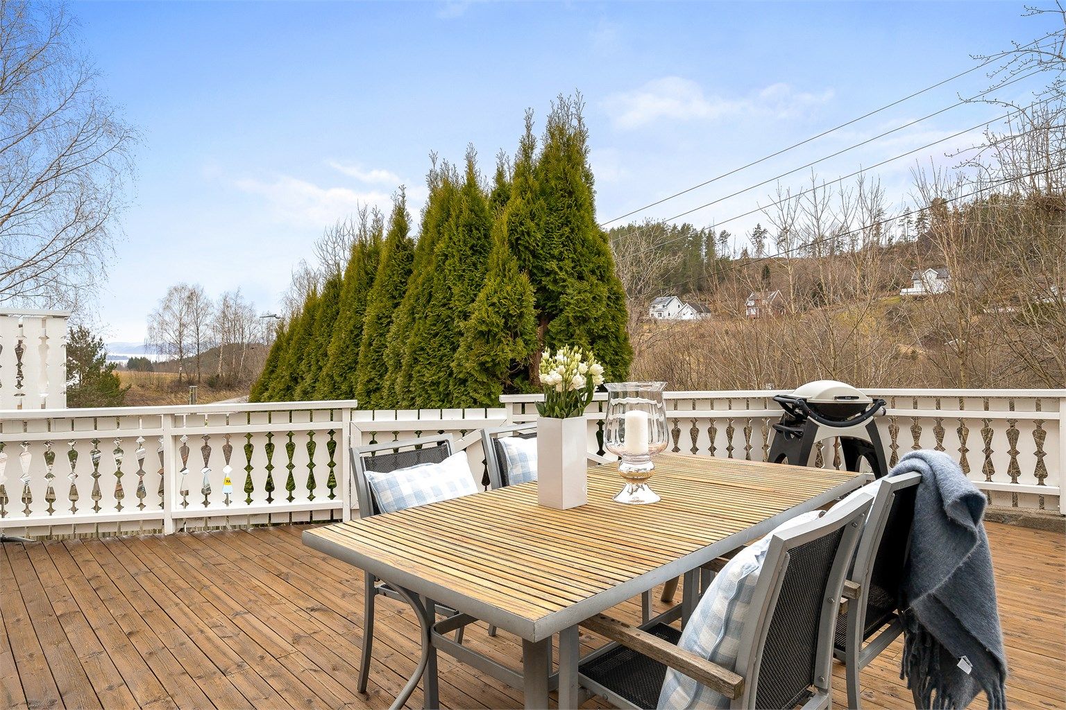 Her er det rikelig med plass for å samle venner og familie til hyggelige lag utendørs.