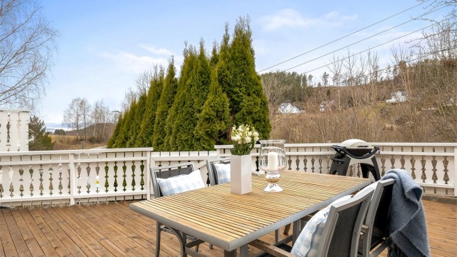 Her er det rikelig med plass for å samle venner og familie til hyggelige lag utendørs.