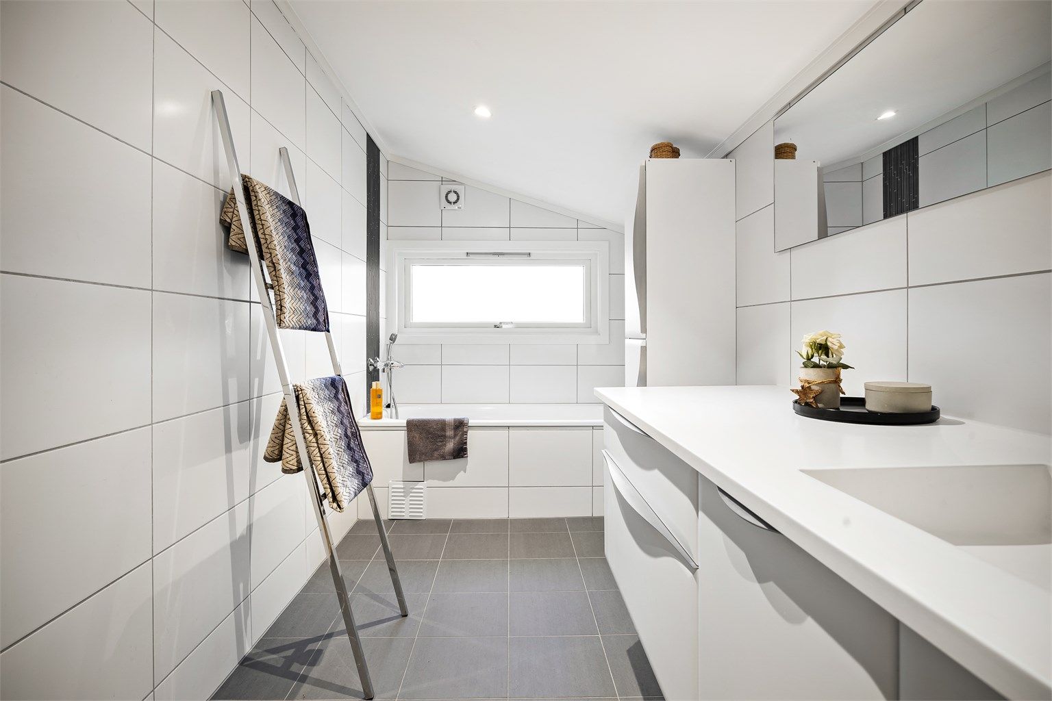 Lyst og romslig bad i 1. etasje med badekar samt dusjnisje