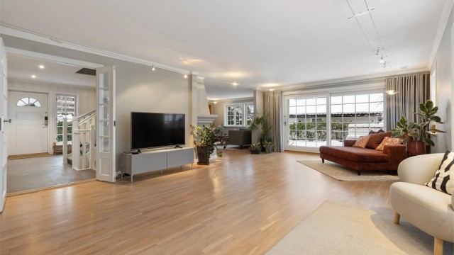 I boligens 1. etasje finner du en stor og lys stue, flott kjøkken med spisestue, toalettrom og hall