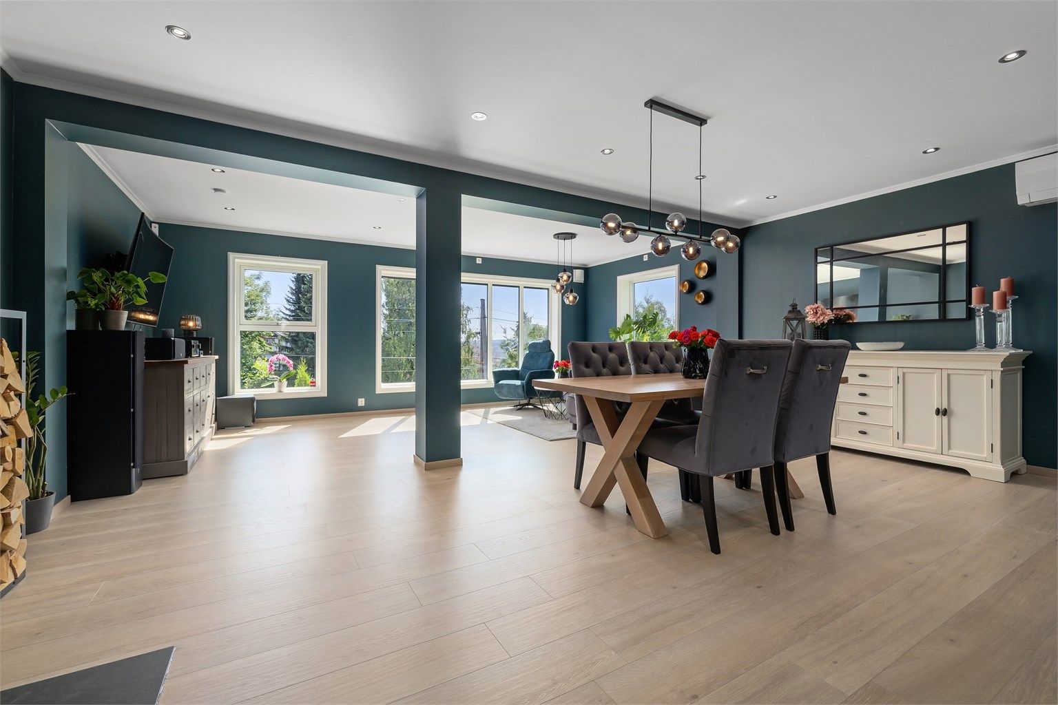 Rekkehuset har en skjermet beliggenhet med en frodig hage rett utenfor inngangsdøren, og byr blant annet på 3 gode soverom, nyoppusset kjøkken, to stuer og to bad!